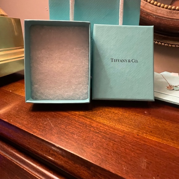 Return to Tiffany - Tiffany Blue® Double Heart Tag Pendant in Silver, Small - Picture 10 of 13